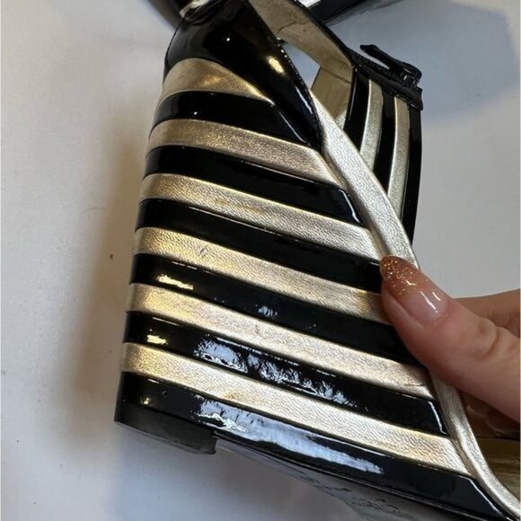 ROGER VIVIER Black Gold Stripe Patent Leather Wedge Sandals Sz 40 US 10 - Picture 4 of 16